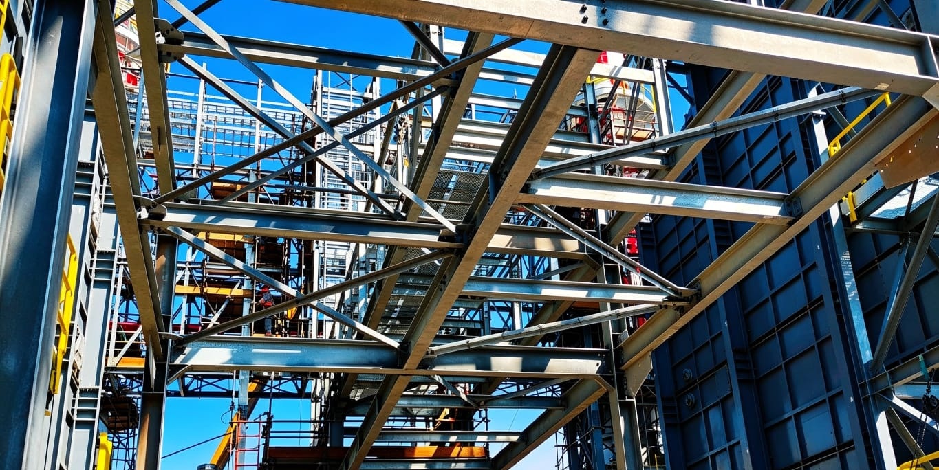 Estrutura metálica em montagem em uma planta industrial