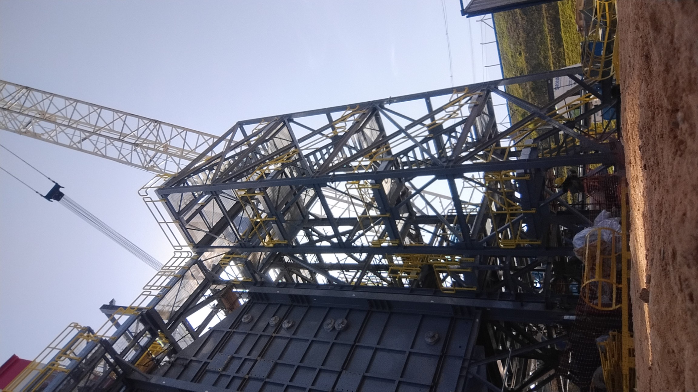 Estrutura industrial de grande porte em fase de montagem